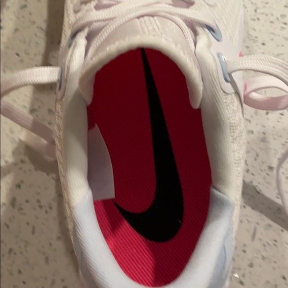 Women’s Nike sneakers brand new - Picture 3 of 4